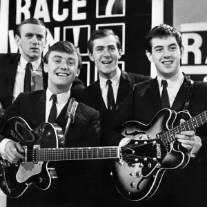 Grupo pop Gerry y los Pacemakers. Gerry Marsden (fila delantera, izquierda, guitarra negra).