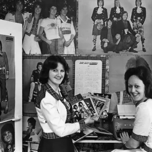 Fans de música pop, Joy Lynch (de 16 años) y Julie Franks (de 15 años). Fans de música pop, Joy Lynch (de 16 años) y Julie Franks (de 15 años).