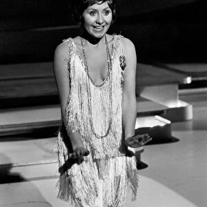 Pop Singer Lulu performing on stage. February 1975 75-00909-010