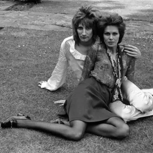 Rod Stewart with Joanna Lumley in Kensington Garden Print Rod Stewart with Joanna Lumley in Kensington Garden Print