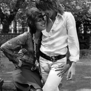 Pop singer Rod Stewart with his new girlfriend actress Joanna Lumley in her garden at her Pop singer Rod Stewart with his new girlfriend actress Joanna Lumley in her garden at her