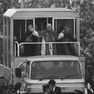 Der Papst JohannesPaul II gibt ein Segen von seinem Papienkarren während seiner Besuch in Irland Der Papst JohannesPaul II gibt ein Segen von seinem Papienkarren während seiner Besuch in Irland