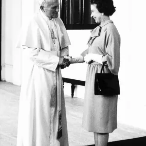 Pope John Paul II holds hand of Queen Elizabeth II 1982 Pope John Paul II holds hand of Queen Elizabeth II 1982