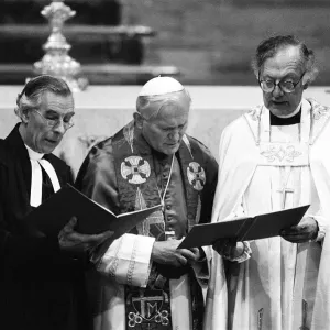 Der Papst JohannesPaul II während seiner Besuche im Jahr 1982 führt eine gemeinsame Gottesdienste mit Der Papst JohannesPaul II während seiner Besuche im Jahr 1982 führt eine gemeinsame Gottesdienste mit