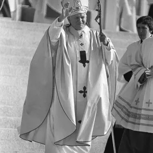 Der Papst JohannesPaul II während seiner Besuch im Irland 1979 Der Papst in seinen Kleidern Der Papst JohannesPaul II während seiner Besuch im Irland 1979 Der Papst in seinen Kleidern