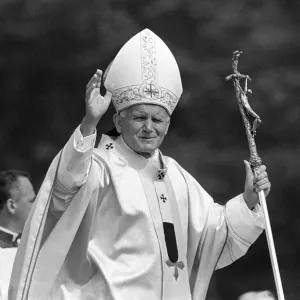 Der Papst Johannes Paul II winkt der willkommenen Menge am Flughafen von Cardiff an, den 2. Juni 1982 Der Papst Johannes Paul II winkt der willkommenen Menge am Flughafen von Cardiff an, den 2. Juni 1982