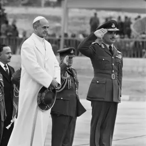 Il Papa Paolo VI accanto al re Hussein I di Giordania ad Amman il 4 gennaio 1964. Il Papa Paolo VI accanto al re Hussein I di Giordania ad Amman il 4 gennaio 1964.