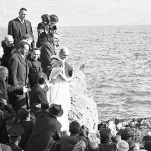 Il papa Paolo VI visto qui sulla riva del Mar di Galilea in Israele durante la visita papale. Il papa Paolo VI visto qui sulla riva del Mar di Galilea in Israele durante la visita papale.