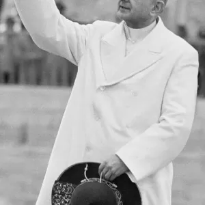 Il papa Paolo VI saluta la folla dopo l'atterraggio ad Amman il 4 gennaio 1964. Il papa Paolo VI saluta la folla dopo l'atterraggio ad Amman il 4 gennaio 1964.