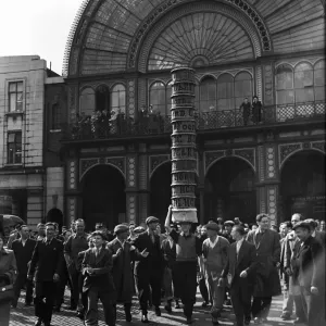 Porters from Covent Garden Flower and Vegetable market race with baskets stacked on their Porters from Covent Garden Flower and Vegetable market race with baskets stacked on their