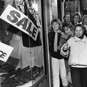 Post Christmas Sales Liverpool 1985. Dionne Omar heads the bargain hunters outside Girls