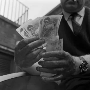 One Pound Notes in 1968. Pictures originally taken for a consumer One Pound Notes in 1968. Pictures originally taken for a consumer