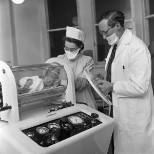 A premature baby in an oxygen therapy machine, Print