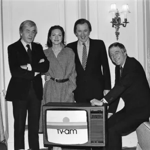 I presentatori del nuovo programma televisivo di colazione TV-am sono Robert Kee e Anna Ford. I presentatori del nuovo programma televisivo di colazione TV-am sono Robert Kee e Anna Ford.