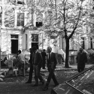 Prensa fuera de un edificio plano en Abingdon Road, Kensington, Londres, donde Koo Stark, Actriz.