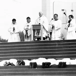 Priester zu ordnen sich vor Papst Johannes Paul II im Heaton-Park auf Knien nieder Priester zu ordnen sich vor Papst Johannes Paul II im Heaton-Park auf Knien nieder