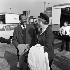 Prime Minister of Bechuanaland, Seretse Khama, and his wife Ruth Williams Khama arriving Prime Minister of Bechuanaland, Seretse Khama, and his wife Ruth Williams Khama arriving