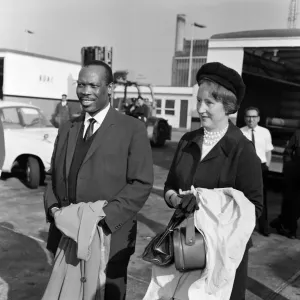 Prime Minister of Bechuanaland, Seretse Khama, and his wife Ruth Williams Khama arriving Prime Minister of Bechuanaland, Seretse Khama, and his wife Ruth Williams Khama arriving