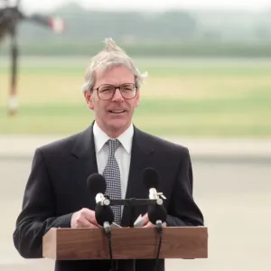 Prime Minister John Major meets US President Bill Clinton at RAF Mildenhall, Suffolk