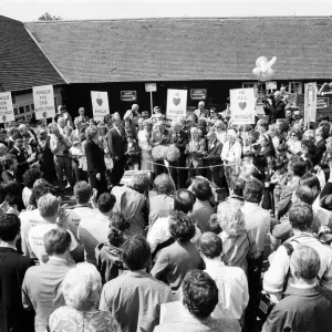 Prime Minister Margaret Thatcher campaigning in Ealing. 30th May 1987 Prime Minister Margaret Thatcher campaigning in Ealing. 30th May 1987