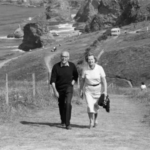 La première ministre Margaret Thatcher et son mari Denis en vacances dans le nord du Cornwall. La première ministre Margaret Thatcher et son mari Denis en vacances dans le nord du Cornwall.