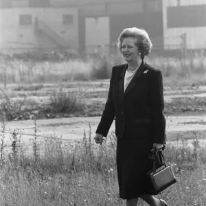La Première ministre Margaret Thatcher vue ici à ce qui reste des usines Head Wrightson.