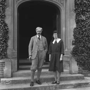 Le Premier ministre Ramsay MacDonald et sa fille Joan vus ici à Chequers. Le Premier ministre Ramsay MacDonald et sa fille Joan vus ici à Chequers.