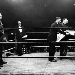 Le prince Albert félicite un concurrent réussi au London Scout Boxing. Le prince Albert félicite un concurrent réussi au London Scout Boxing.