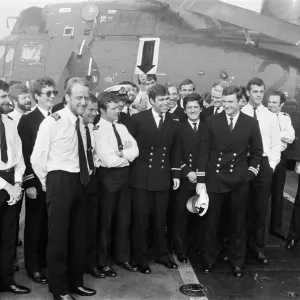 El príncipe Andrew llega a Portsmouth en el portaaviones HMS Invencible. El príncipe Andrew llega a Portsmouth en el portaaviones HMS Invencible.