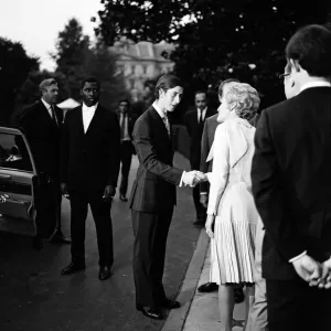 El príncipe Carlos se va de la Casa Blanca, observado por el presidente Richard Nixon y su familia. El príncipe Carlos se va de la Casa Blanca, observado por el presidente Richard Nixon y su familia.