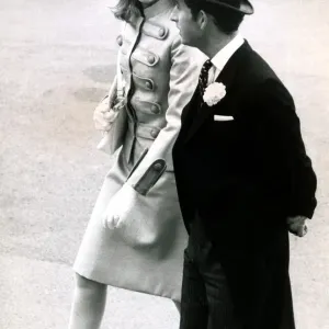 El príncipe Carlos escolta a una dama sin identificar en el tercer día de Ascot, El príncipe Carlos. El príncipe Carlos escolta a una dama sin identificar en el tercer día de Ascot, El príncipe Carlos.