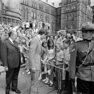 Príncipe Carlos en Ottawa, Canadá. Se le ve saliendo de la Casa del Parlamento. 2 de julio de 1970 Príncipe Carlos en Ottawa, Canadá. Se le ve saliendo de la Casa del Parlamento. 2 de julio de 1970