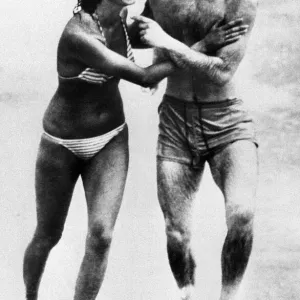 El príncipe Carlos juega con la modelo Jane Priest en Cottesloe Beach, Perth, Australia Occidental. El príncipe Carlos juega con la modelo Jane Priest en Cottesloe Beach, Perth, Australia Occidental.