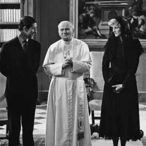 König Karl von England und Prinzessin Dianna von Gales treffen sich mit Papst Johannes Paul II König Karl von England und Prinzessin Dianna von Gales treffen sich mit Papst Johannes Paul II