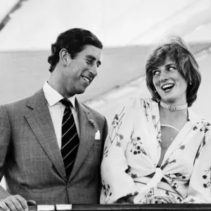 Le prince Charles et la princesse Diana à bord du yacht royal Britannia alors qu'ils se préparent à. Le prince Charles et la princesse Diana à bord du yacht royal Britannia alors qu'ils se préparent à.
