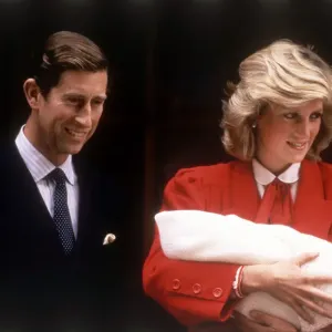 Le prince Charles et la princesse Diana quittent l'hôpital après la naissance du prince Harry. Le prince Charles et la princesse Diana quittent l'hôpital après la naissance du prince Harry.