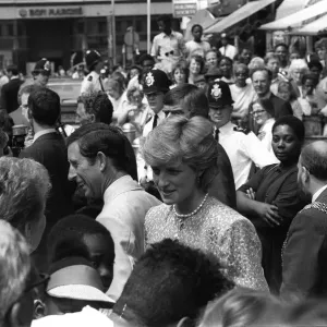 PRÍNCIPE CARLOS Y PRINCESA DIANA EN UN PASEO POR LA CALLE DURANTE UNA VISITA A BRIXTON. JULIO DE 1987 PRÍNCIPE CARLOS Y PRINCESA DIANA EN UN PASEO POR LA CALLE DURANTE UNA VISITA A BRIXTON. JULIO DE 1987