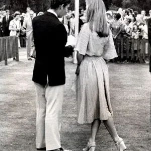 Príncipe Carlos con la Princesa Elizabeth de Yugoslavia en el Wills International Polo. Príncipe Carlos con la Princesa Elizabeth de Yugoslavia en el Wills International Polo.