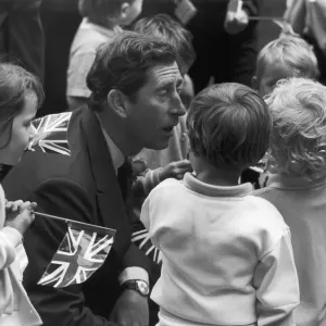 Le prince Charles est vu ici en train de discuter avec des élèves alors qu'il fait une visite à Hartlepool. Le prince Charles est vu ici en train de discuter avec des élèves alors qu'il fait une visite à Hartlepool.