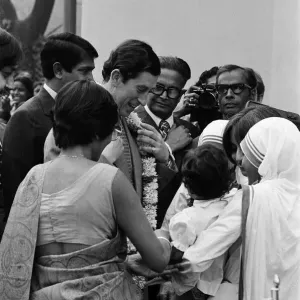 Prince Charles visits Mother Teresa at her institution in Calcutta, India. December 1980 Prince Charles visits Mother Teresa at her institution in Calcutta, India. December 1980