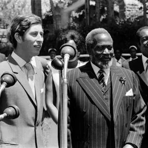 Le prince Charles assiste à une danse traditionnelle de bienvenue aux côtés du président du Kenya. Le prince Charles assiste à une danse traditionnelle de bienvenue aux côtés du président du Kenya.