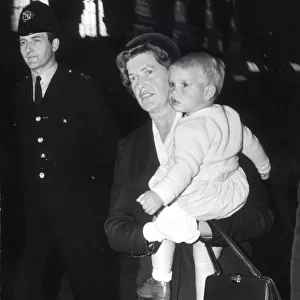 PRINCE EDWARD AND HIS NANNY AT KINGS CROSS STATION LONDON ON ROUTE TO ABERDEEN - 16