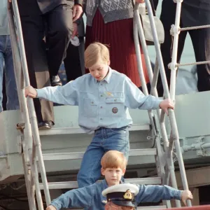 Le prince Harry et son frère le prince William (derrière) lors de leur tournée au Canada.