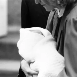 Le prince Harry quitte l'hôpital St Mary, Londres, après la naissance de la veille. Le prince Harry quitte l'hôpital St Mary, Londres, après la naissance de la veille.