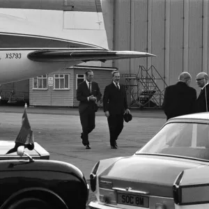 El príncipe Felipe, duque de Edimburgo, llega al aeropuerto de Birmingham para visitar los lugares.