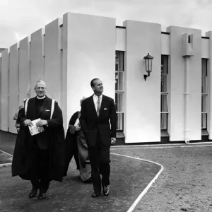Der Prinz Philipp, Herzog von Edinburgh, verlässt das neue Bibliothek mit dem Rektor Der Prinz Philipp, Herzog von Edinburgh, verlässt das neue Bibliothek mit dem Rektor