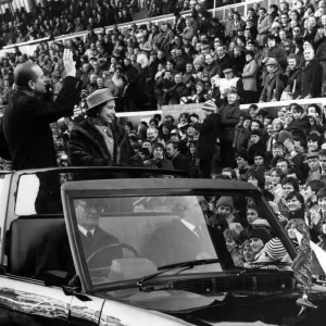 Le prince Philippe, duc d'Édimbourg et la reine Elizabeth II à Cardiff pour célébrer deux.