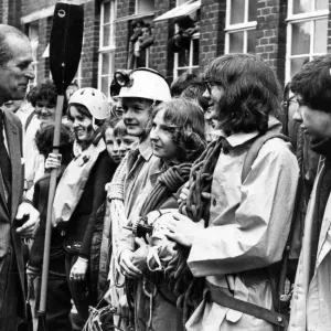 Le prince Philippe, duc d'Édimbourg partage un humour avec des membres de groupes de projet qu'il a rencontrés.