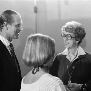 Le prince Philippe, duc d'Édimbourg, visitant les bureaux du journal Daily Mirror.
