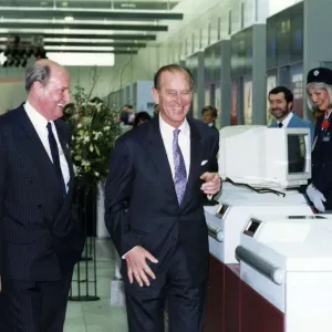 Le prince Philip, duc d'Édimbourg visite l'ouverture de la terminal 2, aéroport de Manchester. Le prince Philip, duc d'Édimbourg visite l'ouverture de la terminal 2, aéroport de Manchester.